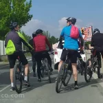 Grupo de bicicletas y ciclistas en via urbana