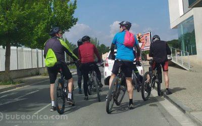 Ciclistas circulando en grupo por carretera convencional, minivideo