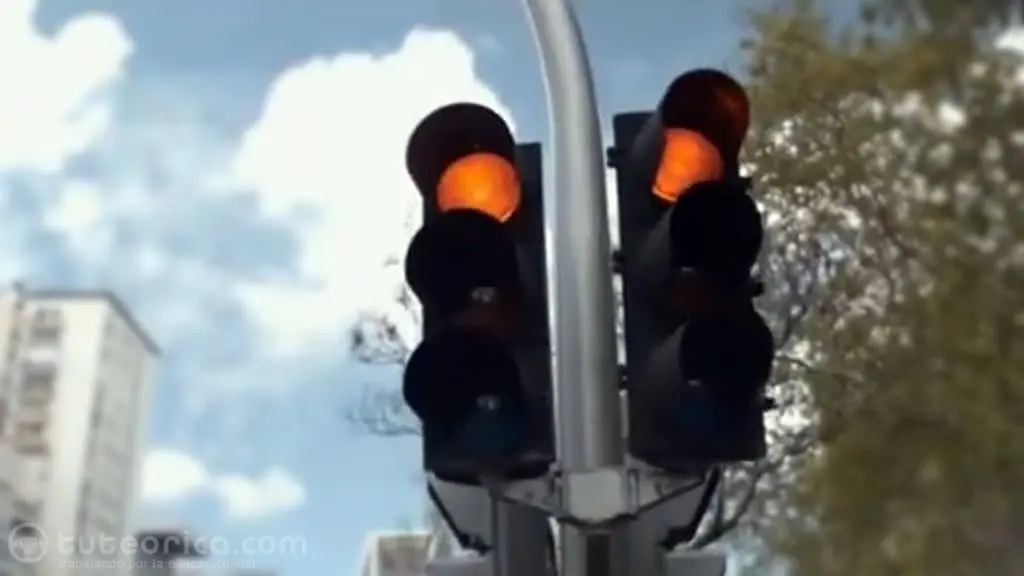 Semaforo circular rojo para vehiculos