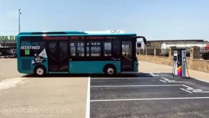Autobus electrico y punto de recarga