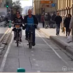 Carril bici con dos ciclistas