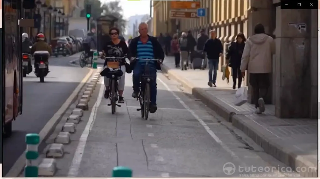 Carril bici con dos ciclistas