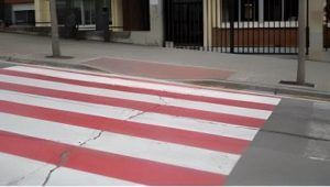 Paso de peatones con colores alternativos