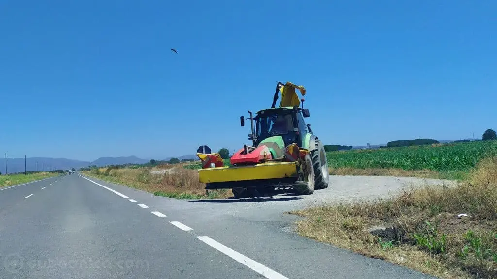 Vehiculo especial tractor agricola con licencia de conducción LVA