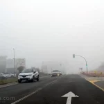 Vía urbana con niebla