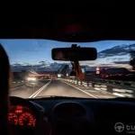 Conductora en el interior del vehículo en una carretera de noche