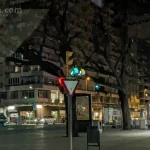 Semaforo verde en via urbana de noche
