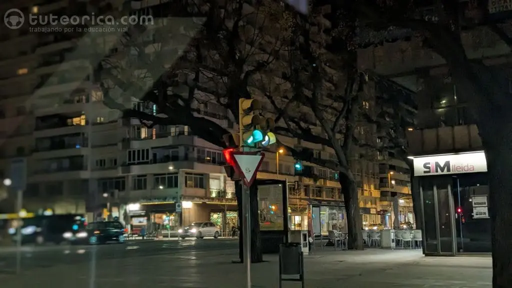 Semaforo verde en via urbana de noche. El entrenamiento de la atención en la conducción de vehículos