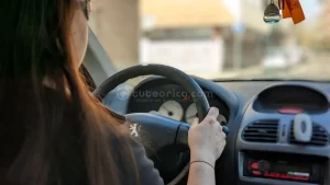 Conductora con la manos en el volante del vehiculo