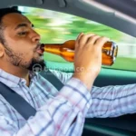Conductor bebiendo mientras conduce